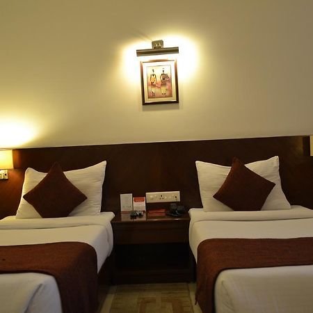 Hotel Sobti Continental Rudrapur Esterno foto