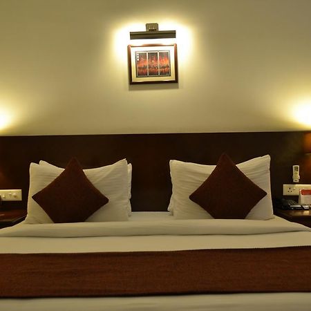 Hotel Sobti Continental Rudrapur Esterno foto