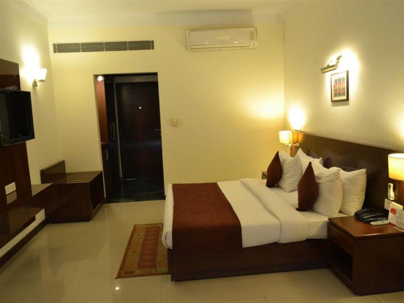 Hotel Sobti Continental Rudrapur Esterno foto