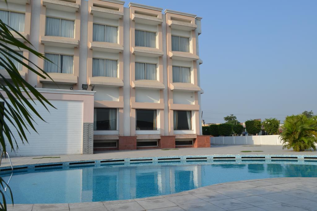 Hotel Sobti Continental Rudrapur Esterno foto