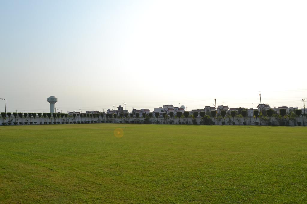 Hotel Sobti Continental Rudrapur Esterno foto