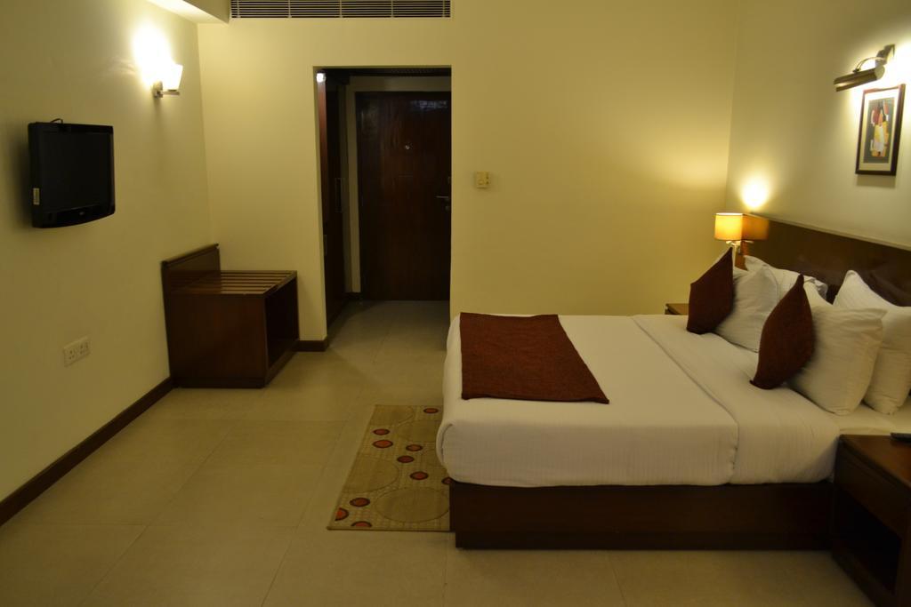 Hotel Sobti Continental Rudrapur Esterno foto