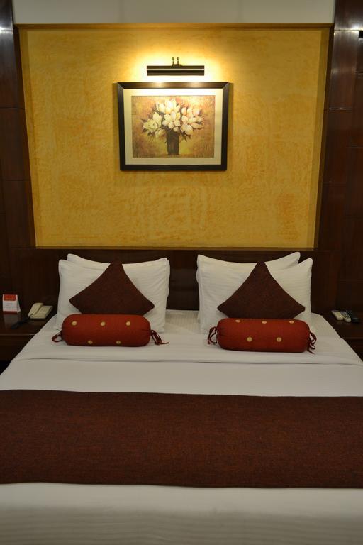 Hotel Sobti Continental Rudrapur Esterno foto