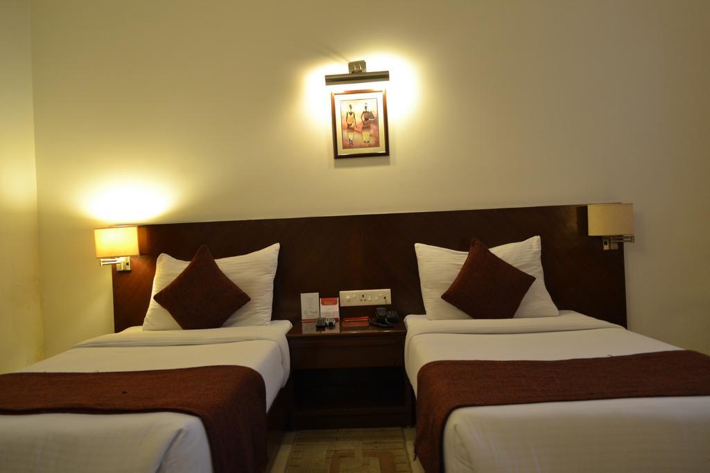 Hotel Sobti Continental Rudrapur Esterno foto