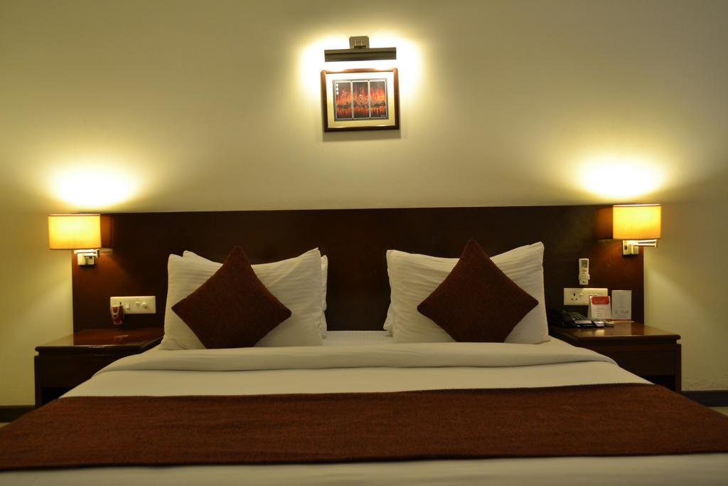 Hotel Sobti Continental Rudrapur Esterno foto